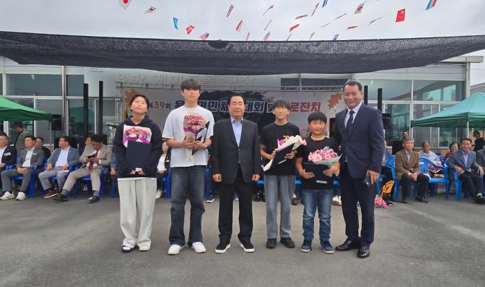 용방면, 지역사랑 실천으로 면민의 상 수여 및 장학금 전달 기사 이미지