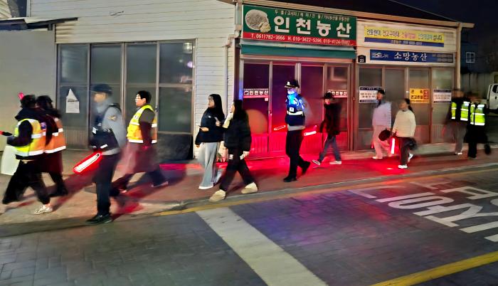 구례 읍내파출소, 여성자율방범대 합동 야간 순찰 전개  기사 이미지