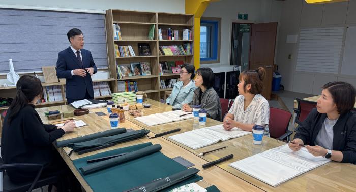구례교육지원청, ‘학부모 독서인문서예 교실’ 첫 수업 열어